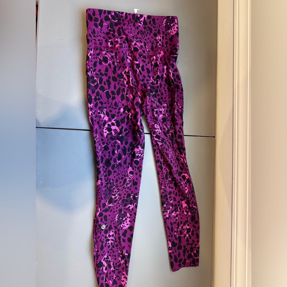 BASE PACE HIGH-RISE RUNNING TIGHT 25"
Cheetah Camo Magenta Purple Multi